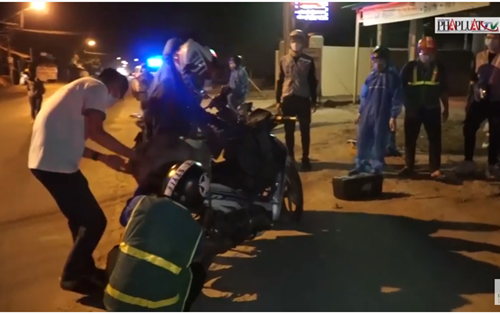 Đội SOS sinh viên Đại học Đông Á xuyên đêm "cứu hộ" xe bà con về quê tránh dịch